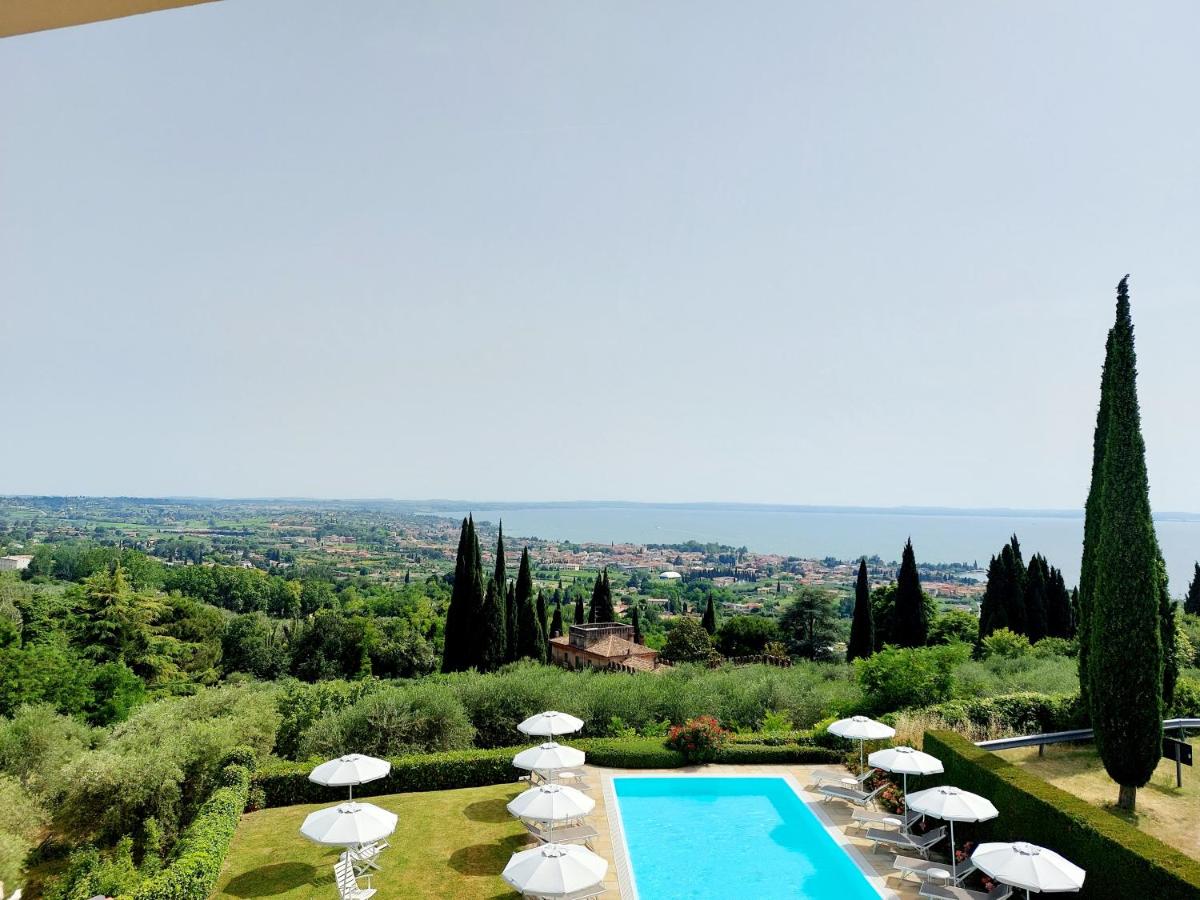 Swimming pool overlooking Lake Garda